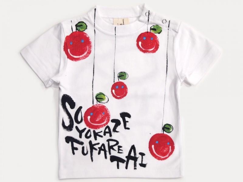 そよ風吹かれ隊りんごのTシャツキッズ